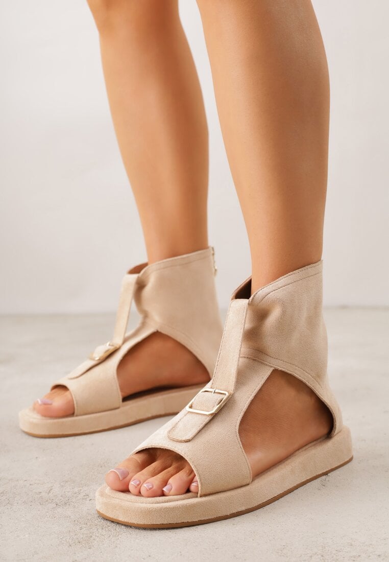 Beżowe Sandały Typu Botki Ozdobione Metaliczną Klamrą z Przodu Adrasaia