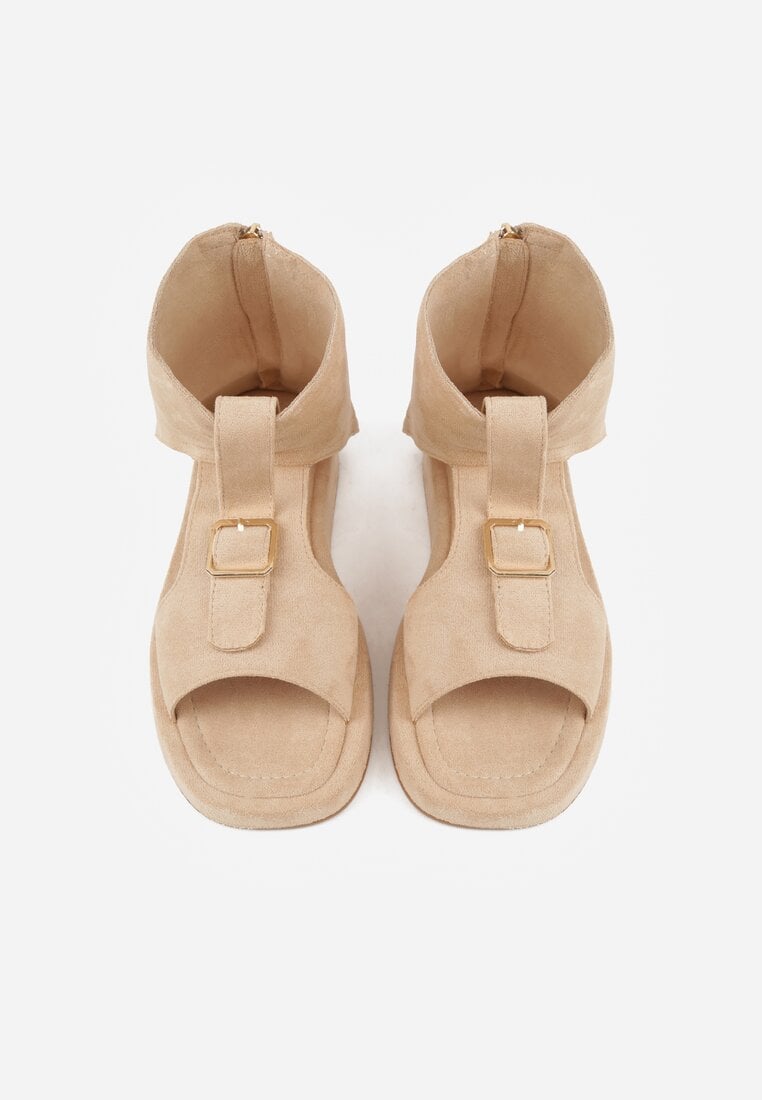 Beżowe Sandały Typu Botki Ozdobione Metaliczną Klamrą z Przodu Adrasaia