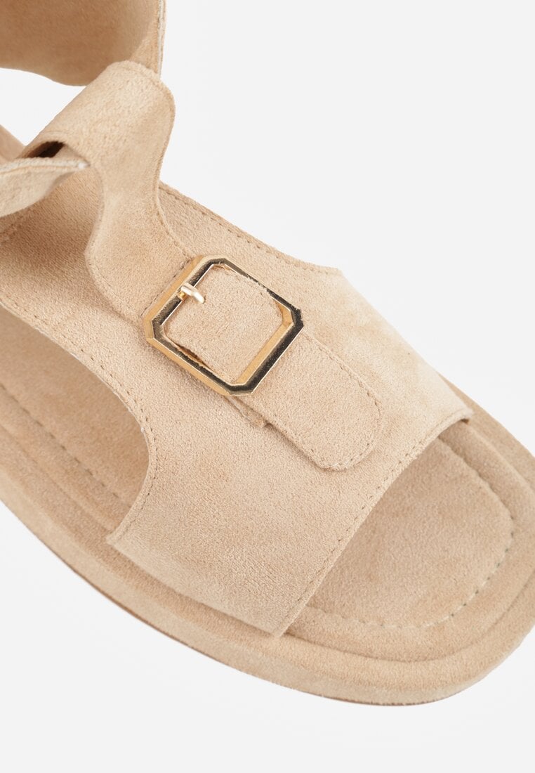 Beżowe Sandały Typu Botki Ozdobione Metaliczną Klamrą z Przodu Adrasaia