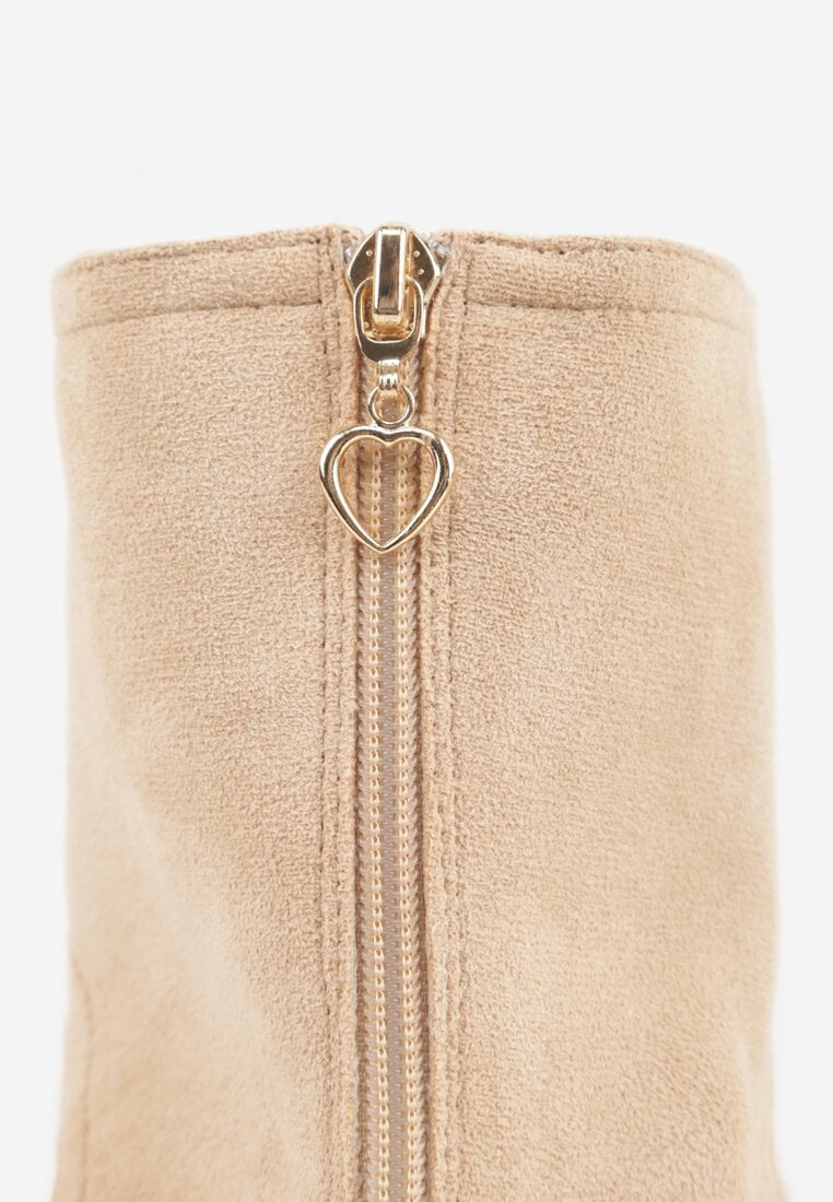 Beżowe Sandały Typu Botki Ozdobione Metaliczną Klamrą z Przodu Adrasaia