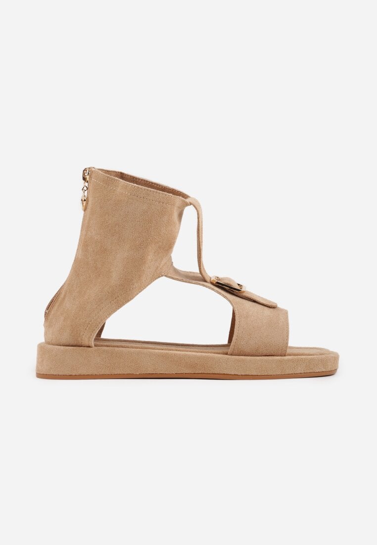 Ciemnobeżowe Sandały Typu Botki Ozdobione Metaliczną Klamrą z Przodu Adrasaia