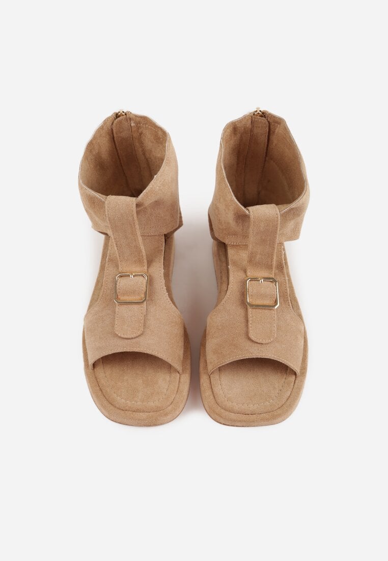 Ciemnobeżowe Sandały Typu Botki Ozdobione Metaliczną Klamrą z Przodu Adrasaia