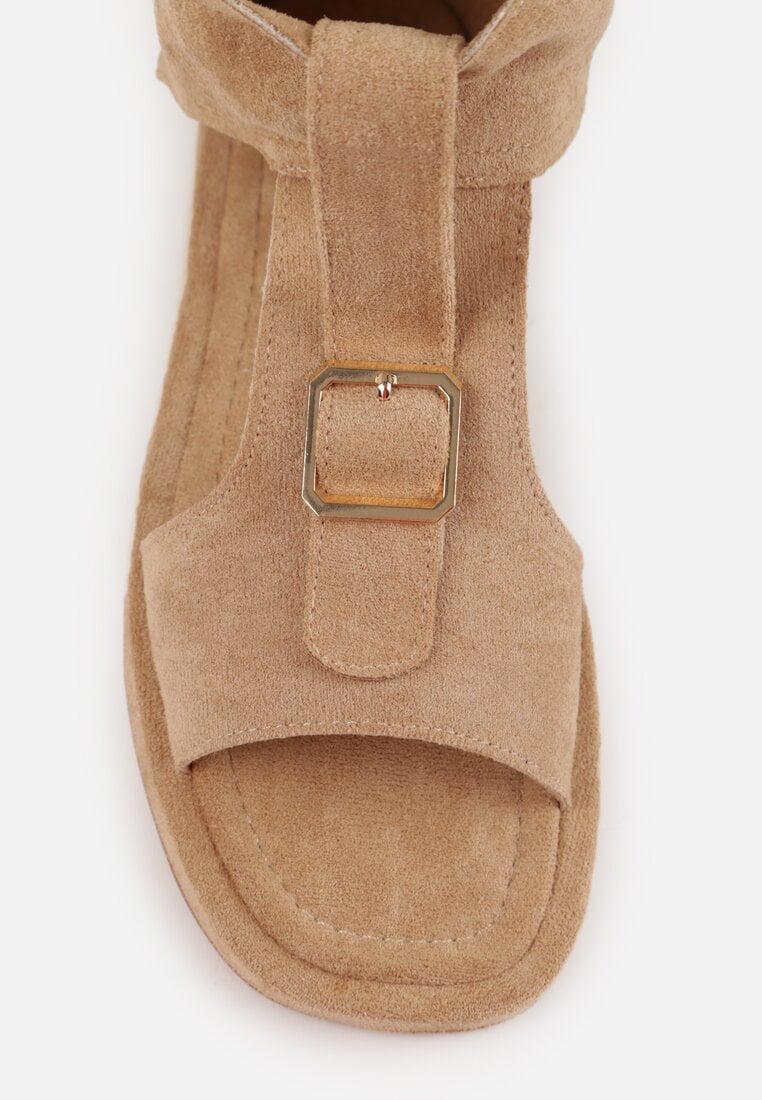 Ciemnobeżowe Sandały Typu Botki Ozdobione Metaliczną Klamrą z Przodu Adrasaia