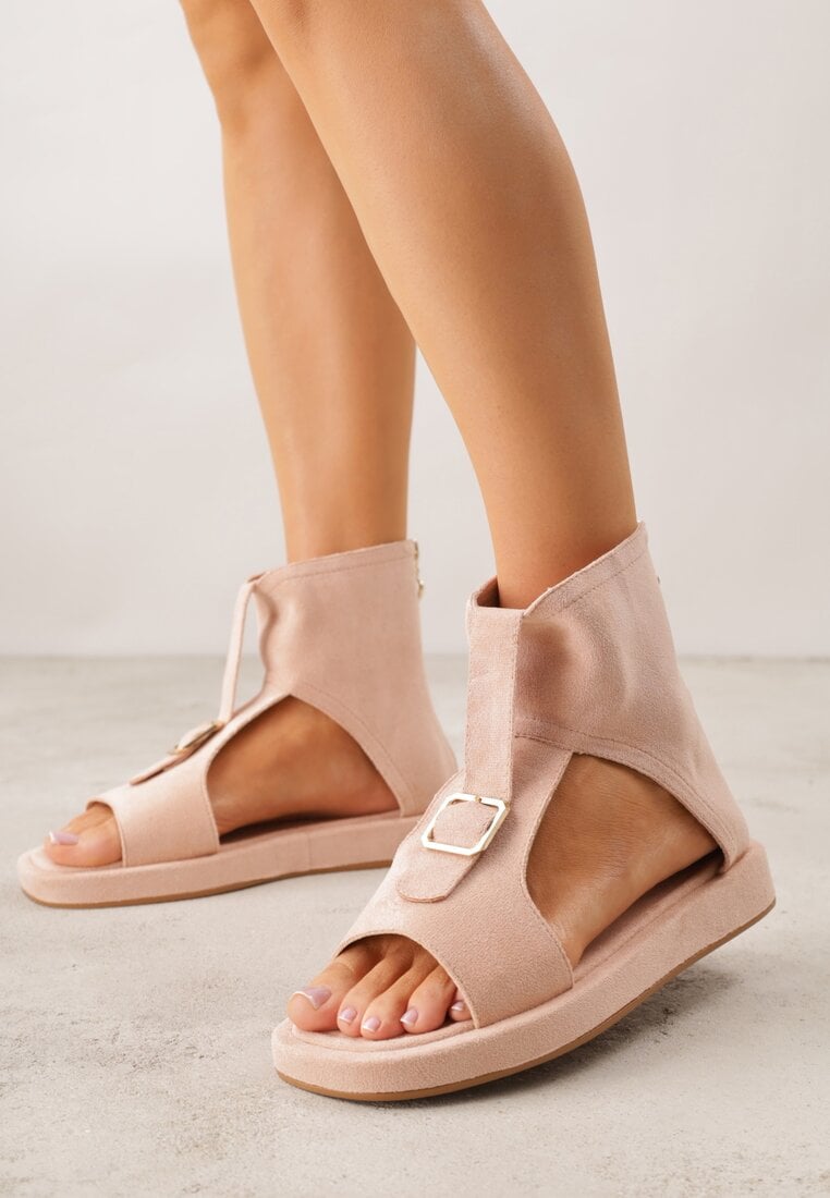 Różowe Sandały Typu Botki Ozdobione Metaliczną Klamrą z Przodu Adrasaia