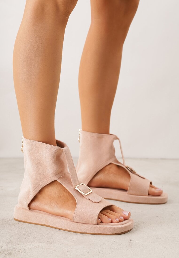 Różowe Sandały Typu Botki Ozdobione Metaliczną Klamrą z Przodu Adrasaia