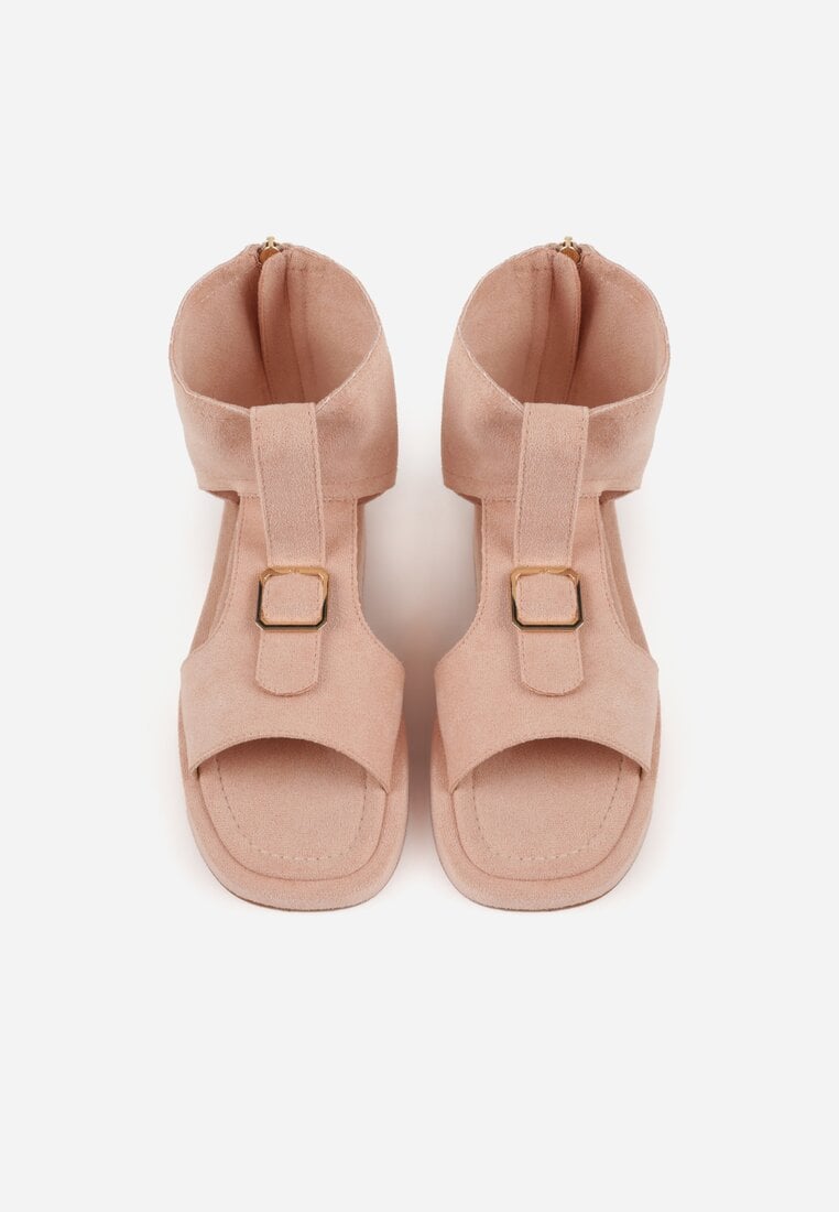 Różowe Sandały Typu Botki Ozdobione Metaliczną Klamrą z Przodu Adrasaia