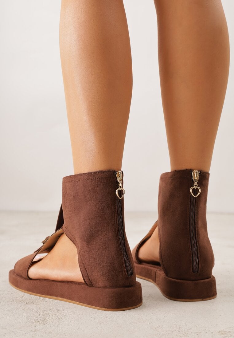 Brązowe Sandały Typu Botki Ozdobione Metaliczną Klamrą z Przodu Adrasaia