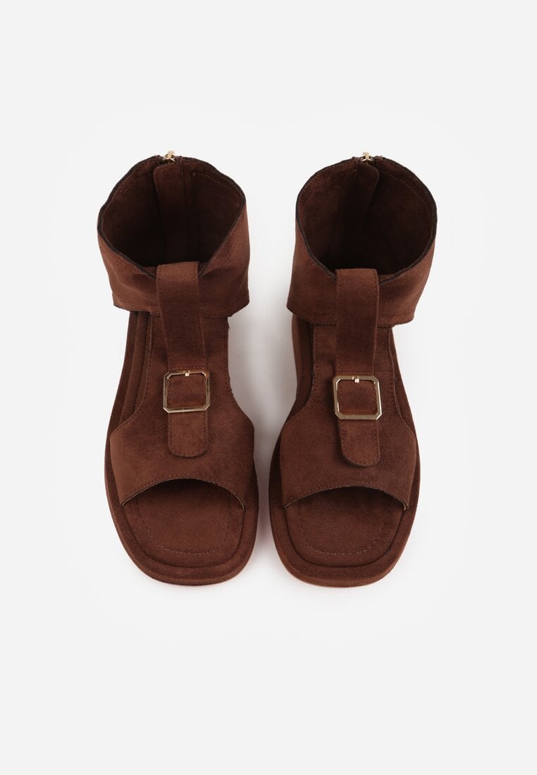 Brązowe Sandały Typu Botki Ozdobione Metaliczną Klamrą z Przodu Adrasaia