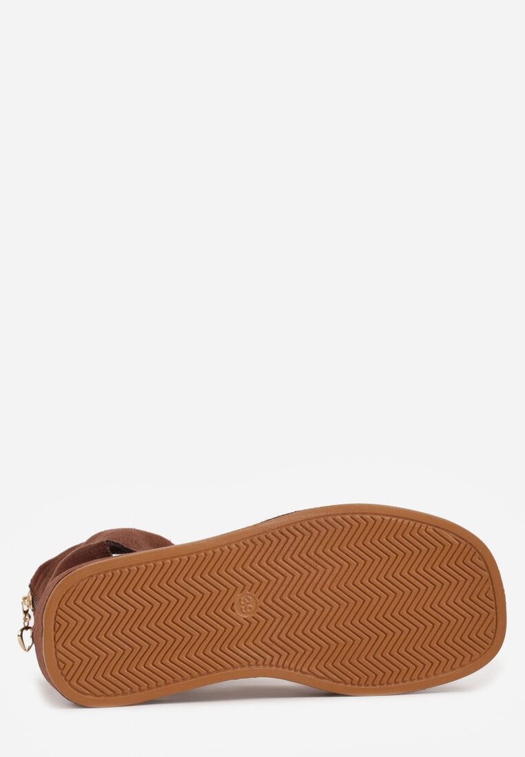 Brązowe Sandały Typu Botki Ozdobione Metaliczną Klamrą z Przodu Adrasaia