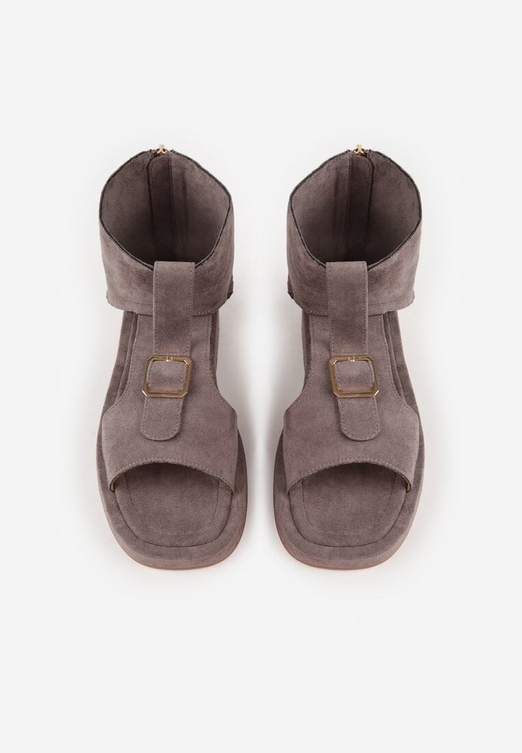 Szare Sandały Typu Botki Ozdobione Metaliczną Klamrą z Przodu Adrasaia