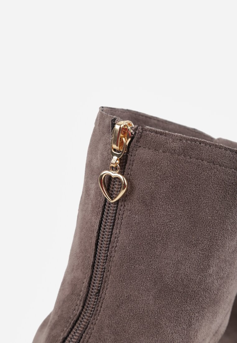 Szare Sandały Typu Botki Ozdobione Metaliczną Klamrą z Przodu Adrasaia