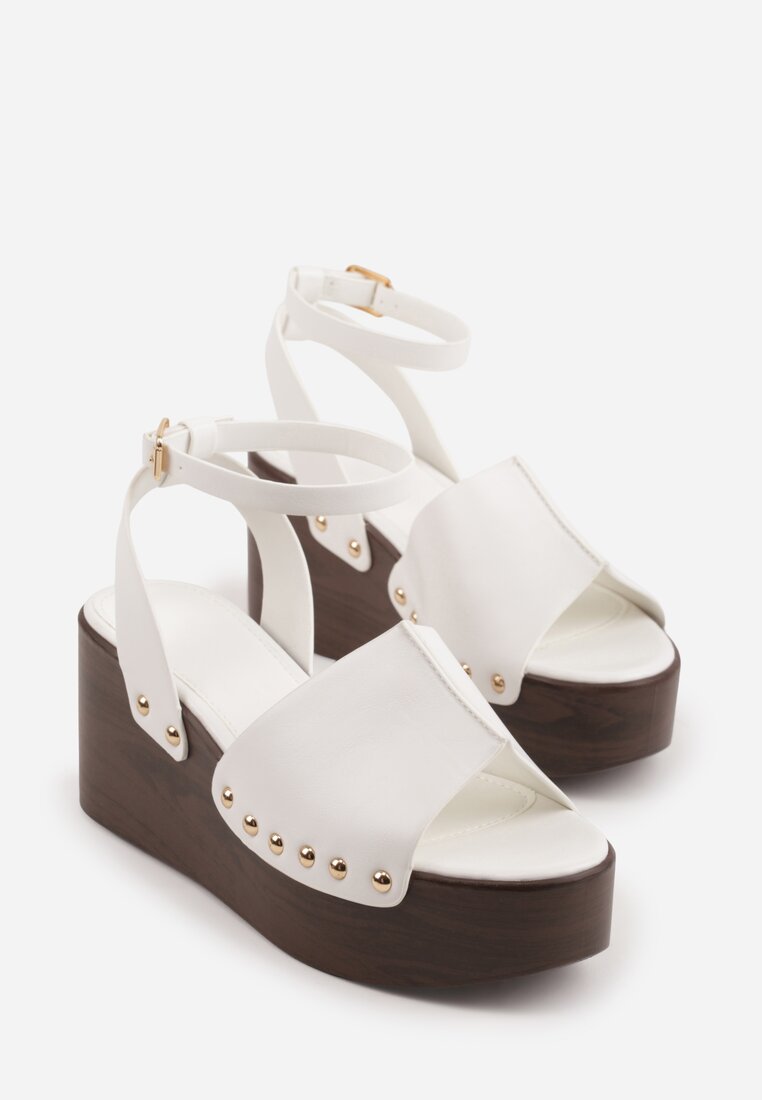 Białe Sandały na Platformie i Koturnie z Nitami po Bokach Zaehesh