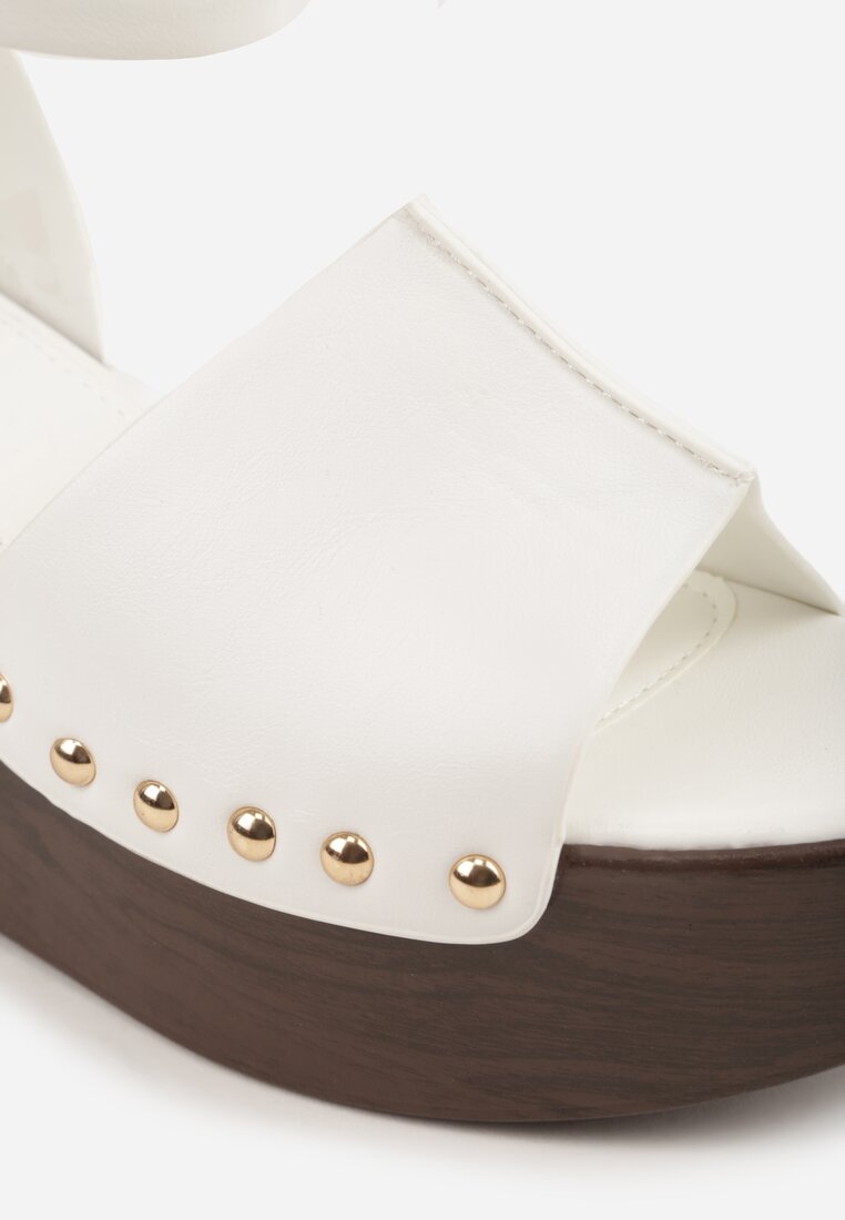 Białe Sandały na Platformie i Koturnie z Nitami po Bokach Zaehesh