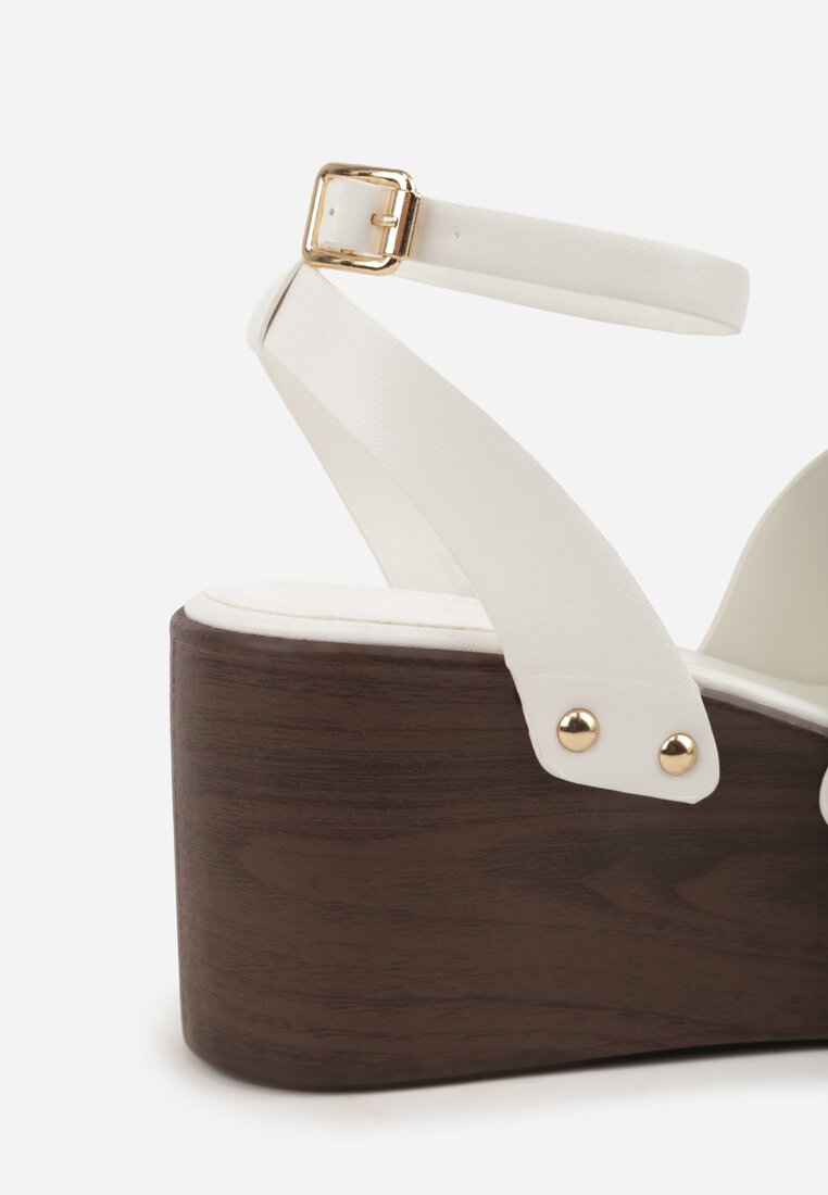 Białe Sandały na Platformie i Koturnie z Nitami po Bokach Zaehesh