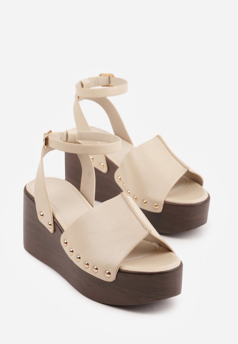 Beżowe Sandały na Platformie i Koturnie z Nitami po Bokach Zaehesh