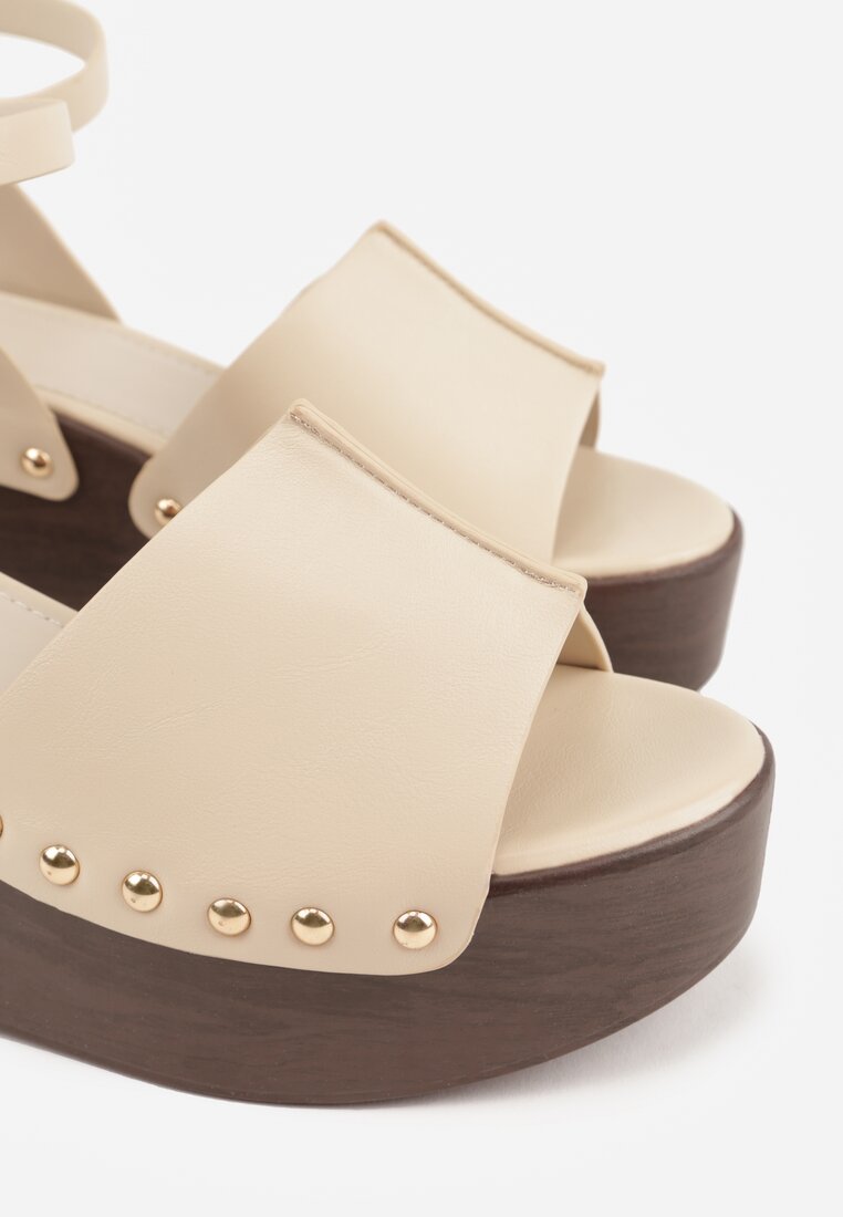 Beżowe Sandały na Platformie i Koturnie z Nitami po Bokach Zaehesh