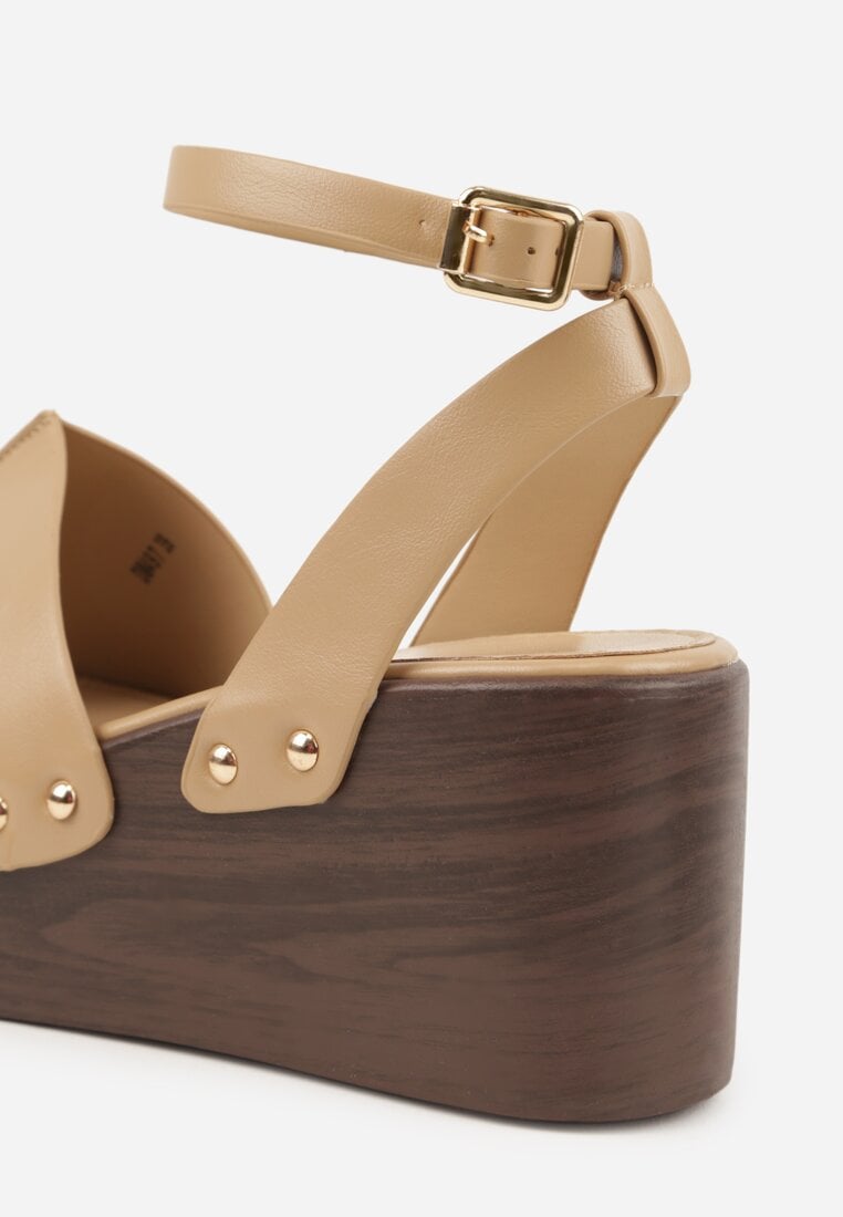 Ciemnobeżowe Sandały na Platformie i Koturnie z Nitami po Bokach Zaehesh