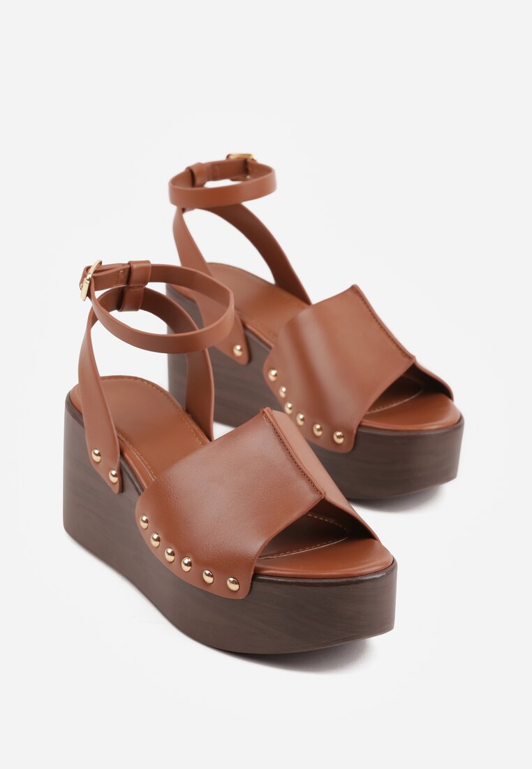 Brązowe Sandały na Platformie i Koturnie z Nitami po Bokach Zaehesh