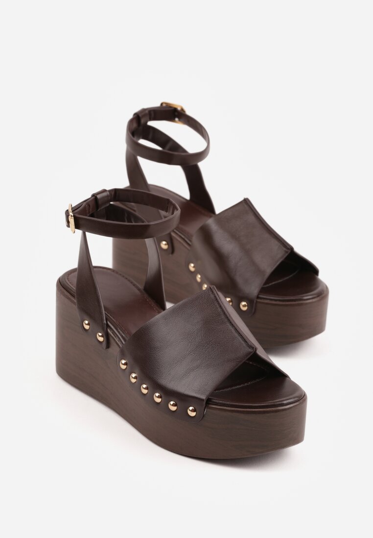 Ciemnobrązowe Sandały na Platformie i Koturnie z Nitami po Bokach Zaehesh