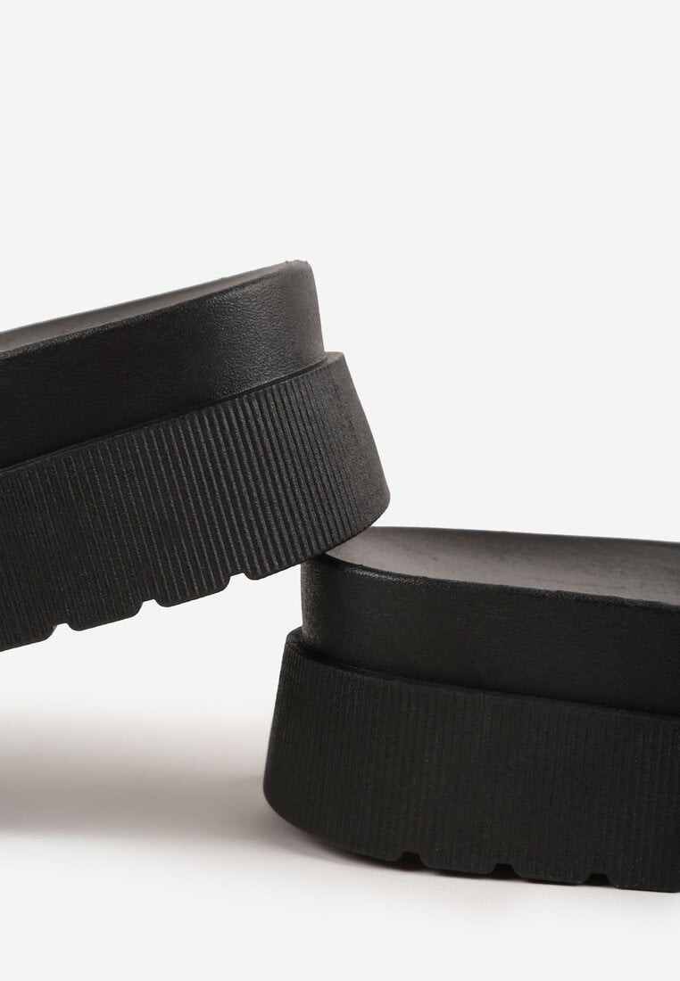 Czarne Klapki na Platformie Ozdobione Metalicznymi Klamrami Galisiphe