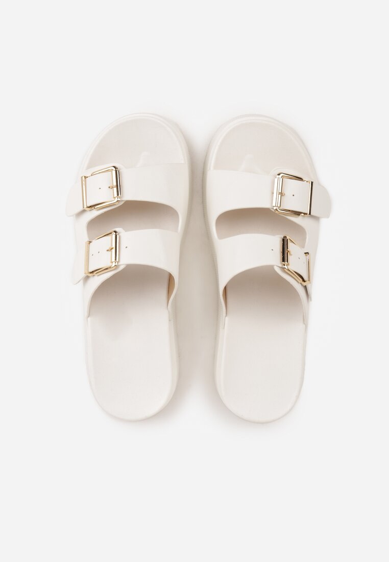 Białe Klapki na Platformie Ozdobione Metalicznymi Klamrami Galisiphe