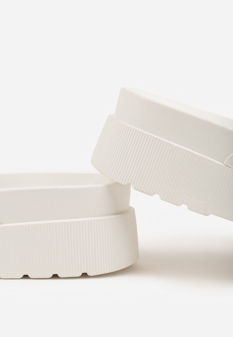 Białe Klapki na Platformie Ozdobione Metalicznymi Klamrami Galisiphe