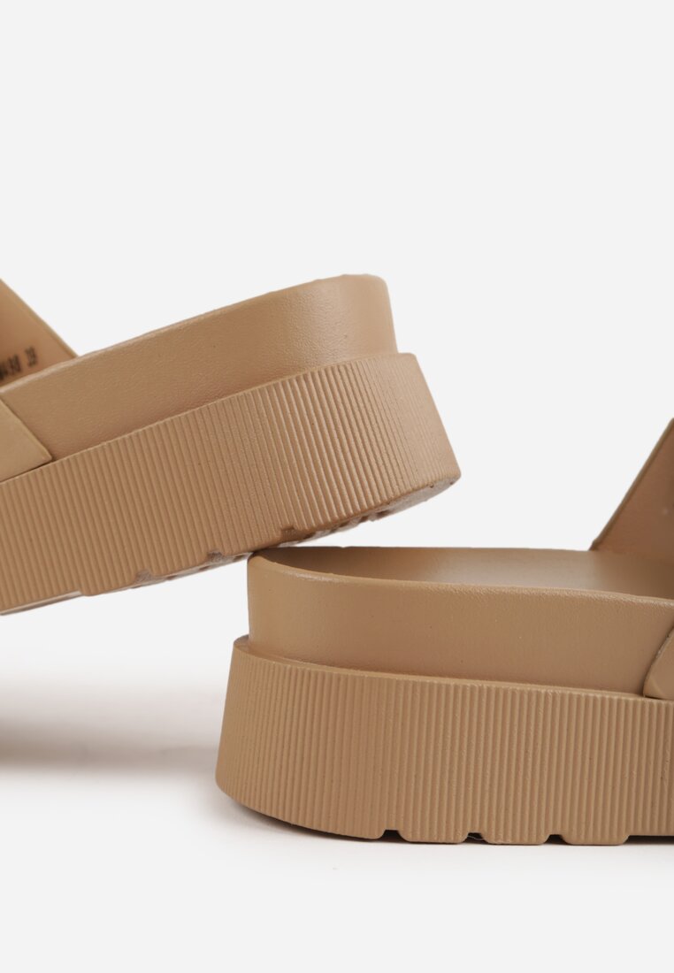 Ciemnobeżowe Klapki na Platformie Ozdobione Metalicznymi Klamrami Galisiphe