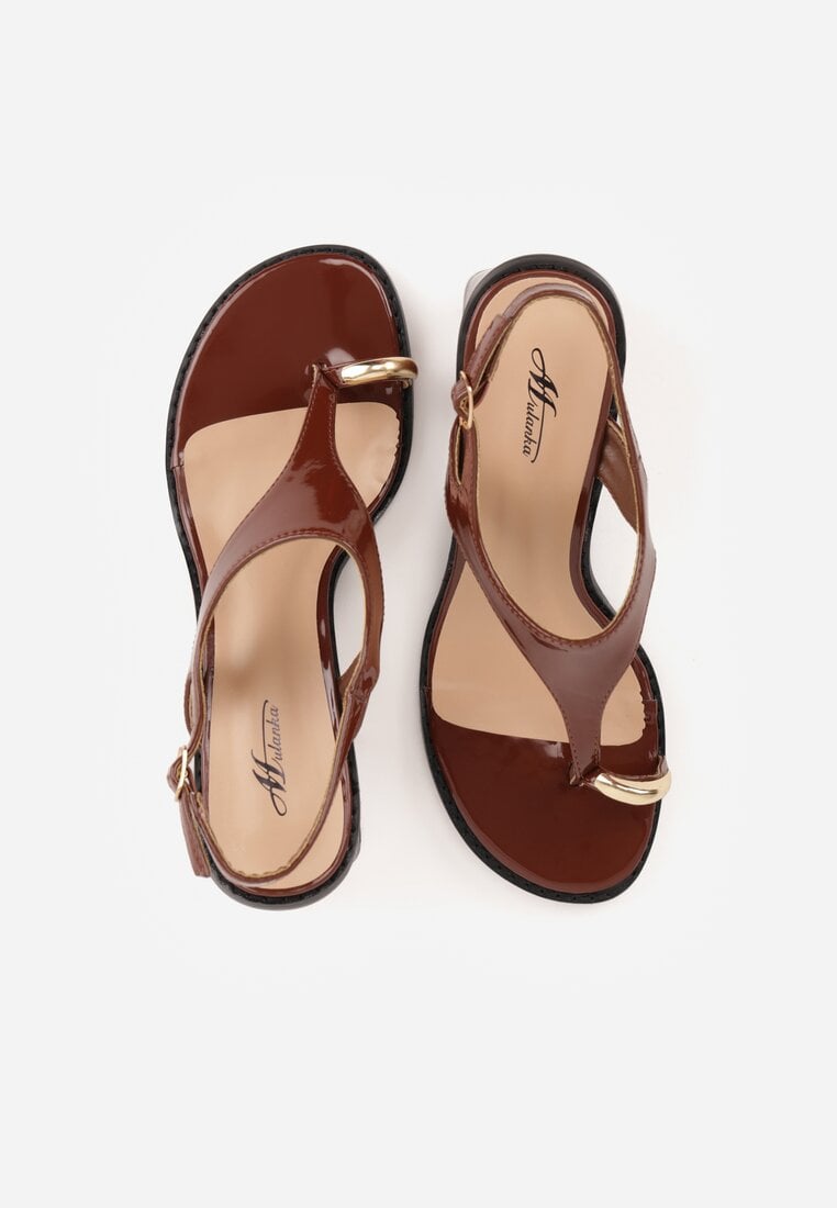 Brązowe Sandały w Stylu Japonek na Niskim Słupku z Aplikacją Fyreltarish