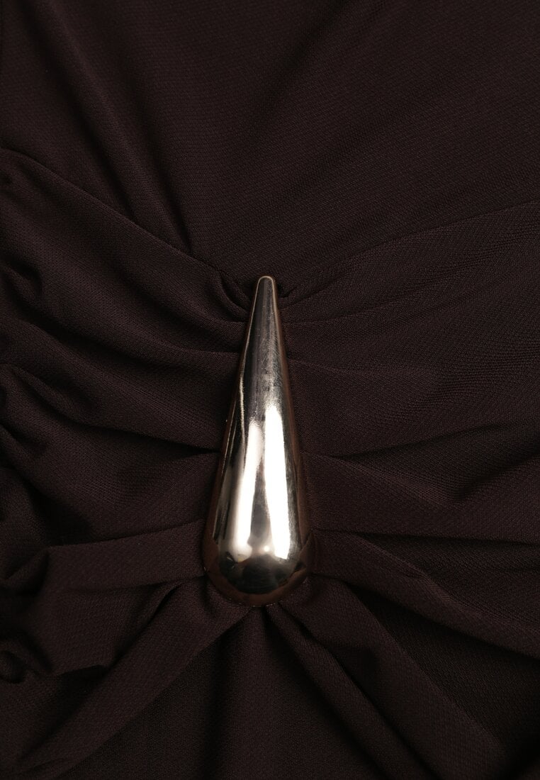 Brązowa Elegancka Sukienka Bodycon Zdobiona Marszczeniem i Aplikacjami Paphypso