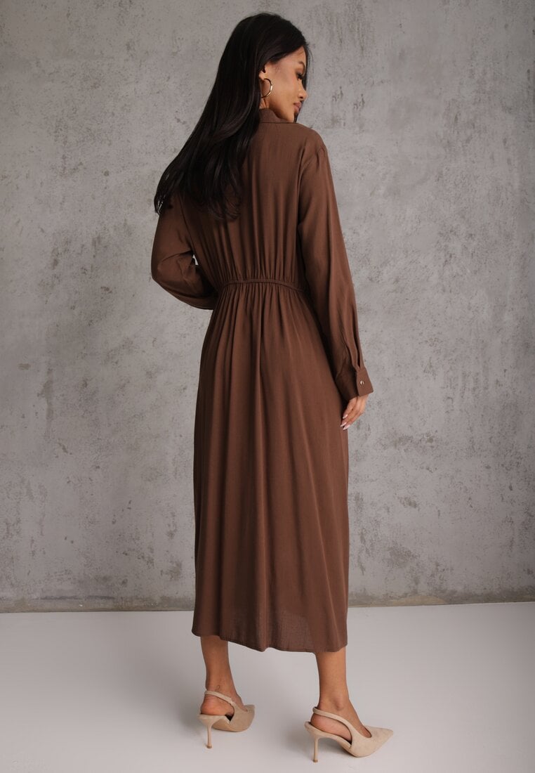 Brązowa Koszulowa Sukienka z Wiskozy z Asymetrycznym Drapowaniem i Guzikiem Hetasa