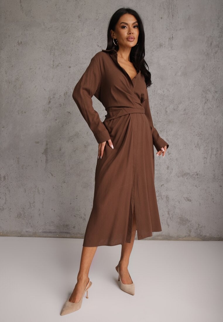 Brązowa Koszulowa Sukienka z Wiskozy z Asymetrycznym Drapowaniem i Guzikiem Hetasa