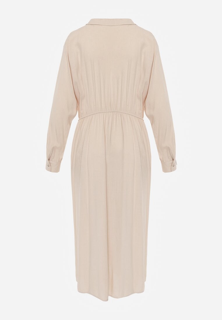 Beżowa Koszulowa Sukienka z Wiskozy z Asymetrycznym Drapowaniem i Guzikiem Hetasa