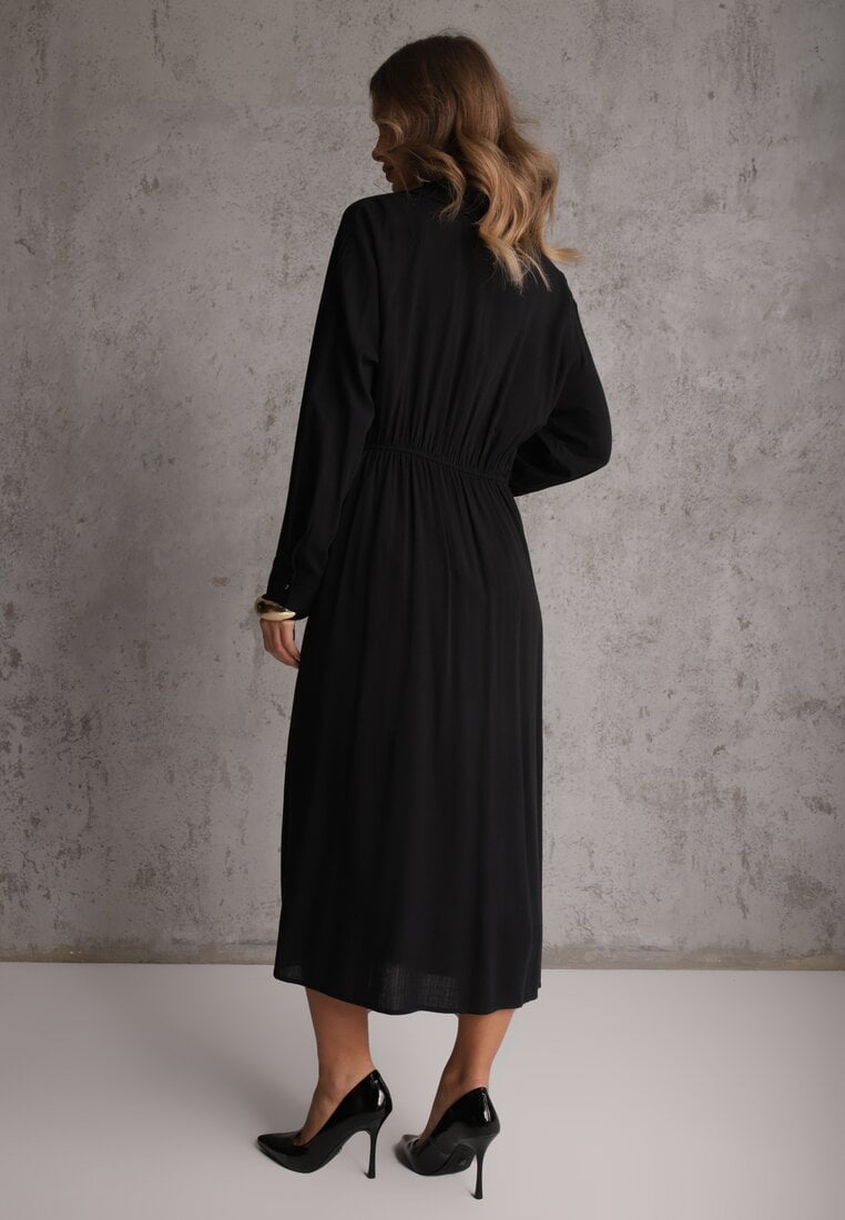 Czarna Koszulowa Sukienka z Wiskozy z Asymetrycznym Drapowaniem i Guzikiem Hetasa