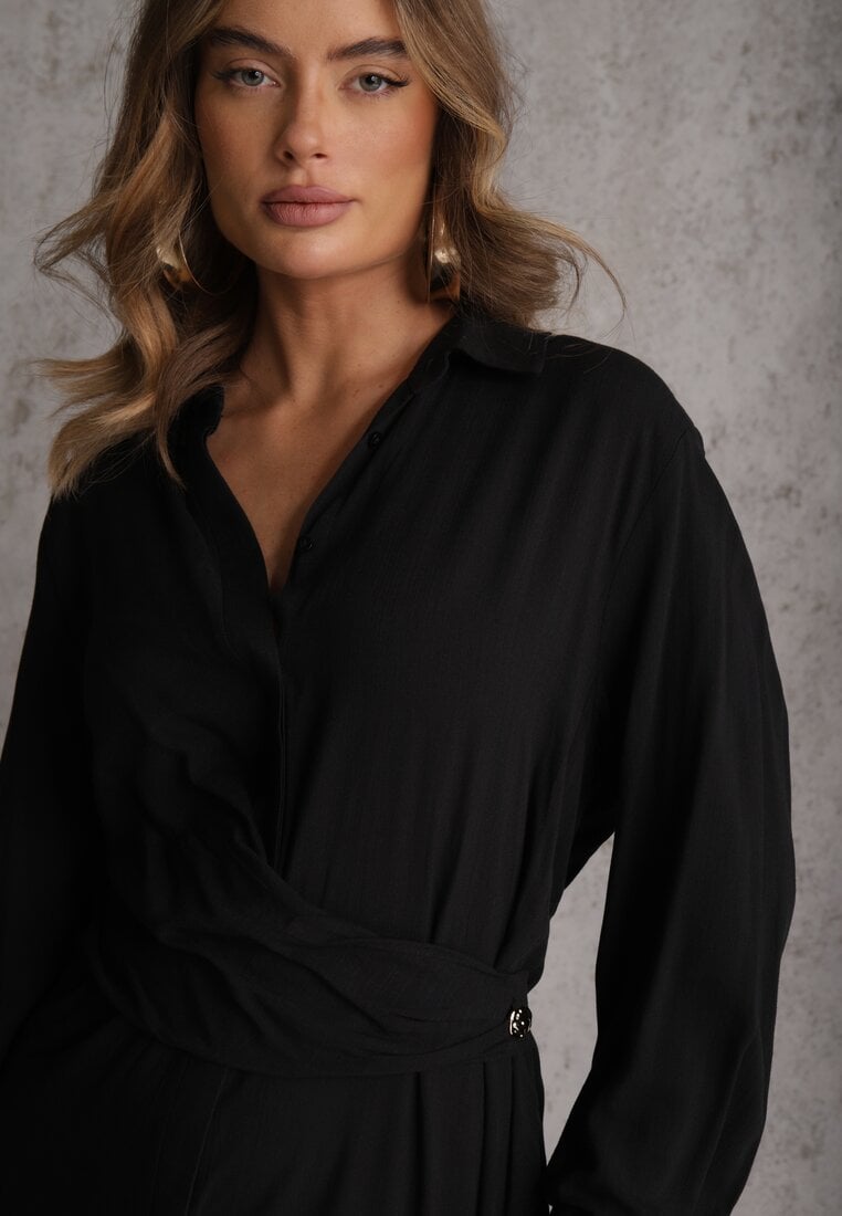 Czarna Koszulowa Sukienka z Wiskozy z Asymetrycznym Drapowaniem i Guzikiem Hetasa