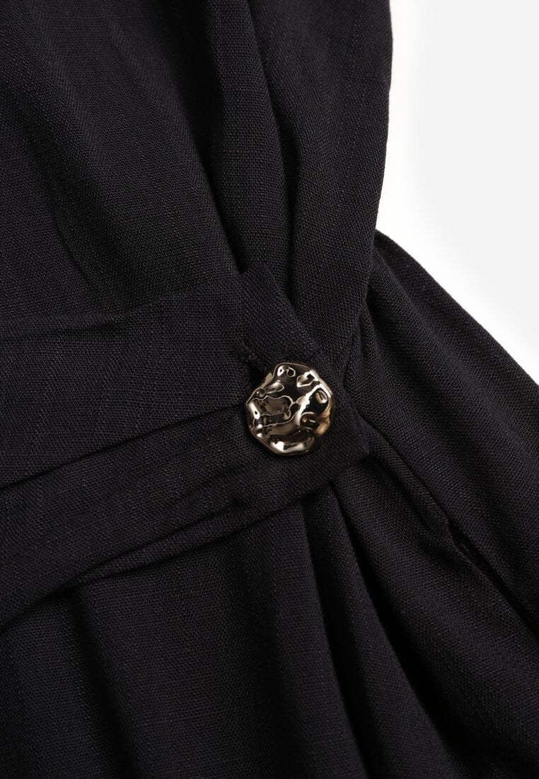 Czarna Koszulowa Sukienka z Wiskozy z Asymetrycznym Drapowaniem i Guzikiem Hetasa