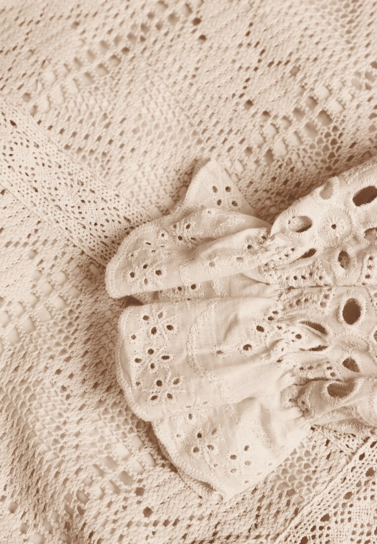 Beżowa Rustykalna Sukienka z Bawełną Zdobiona Haftem i Ażurowymi Wycięciami Winlith