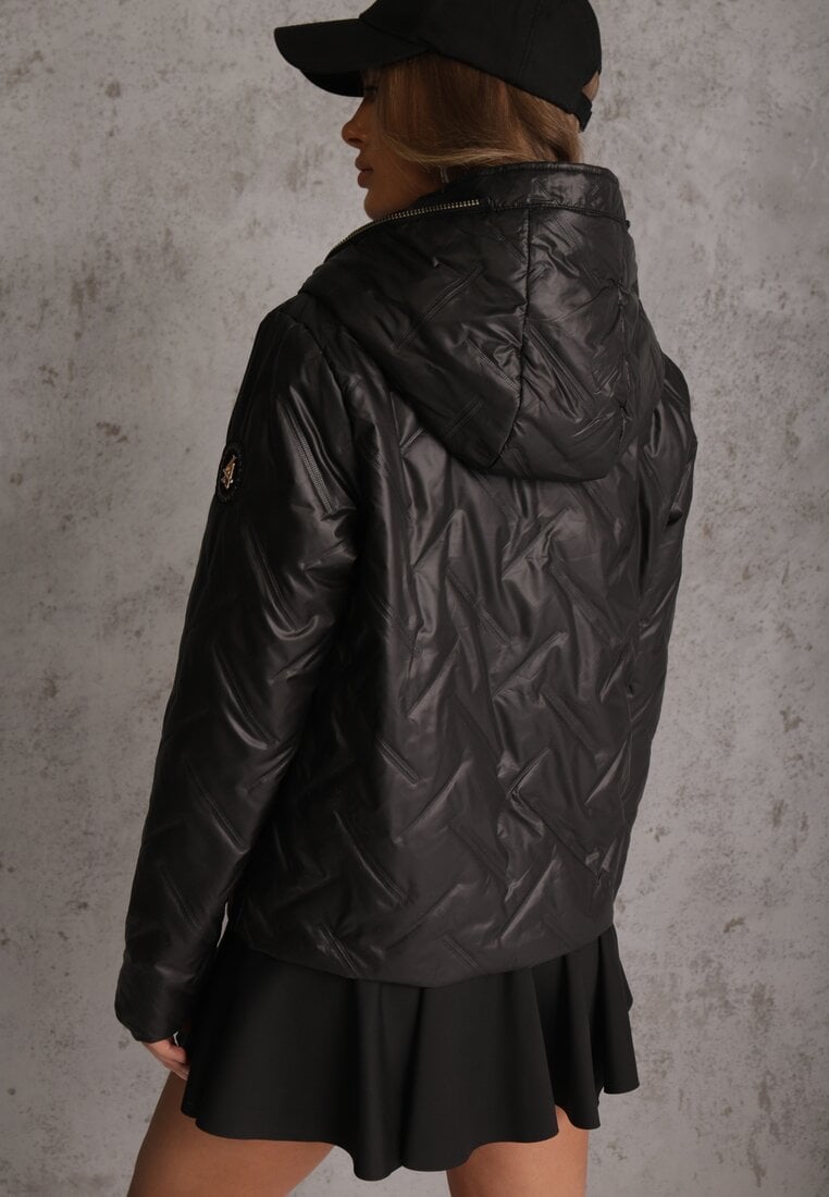 Czarna Pikowana Kurtka z Nieodpinanym Kapturem z Ozdobną Naszywką Chloreris