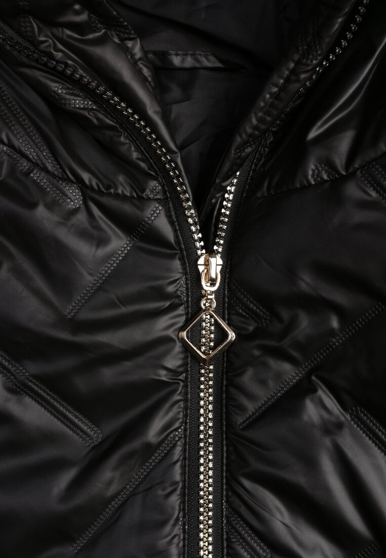 Czarna Pikowana Kurtka z Nieodpinanym Kapturem z Ozdobną Naszywką Chloreris