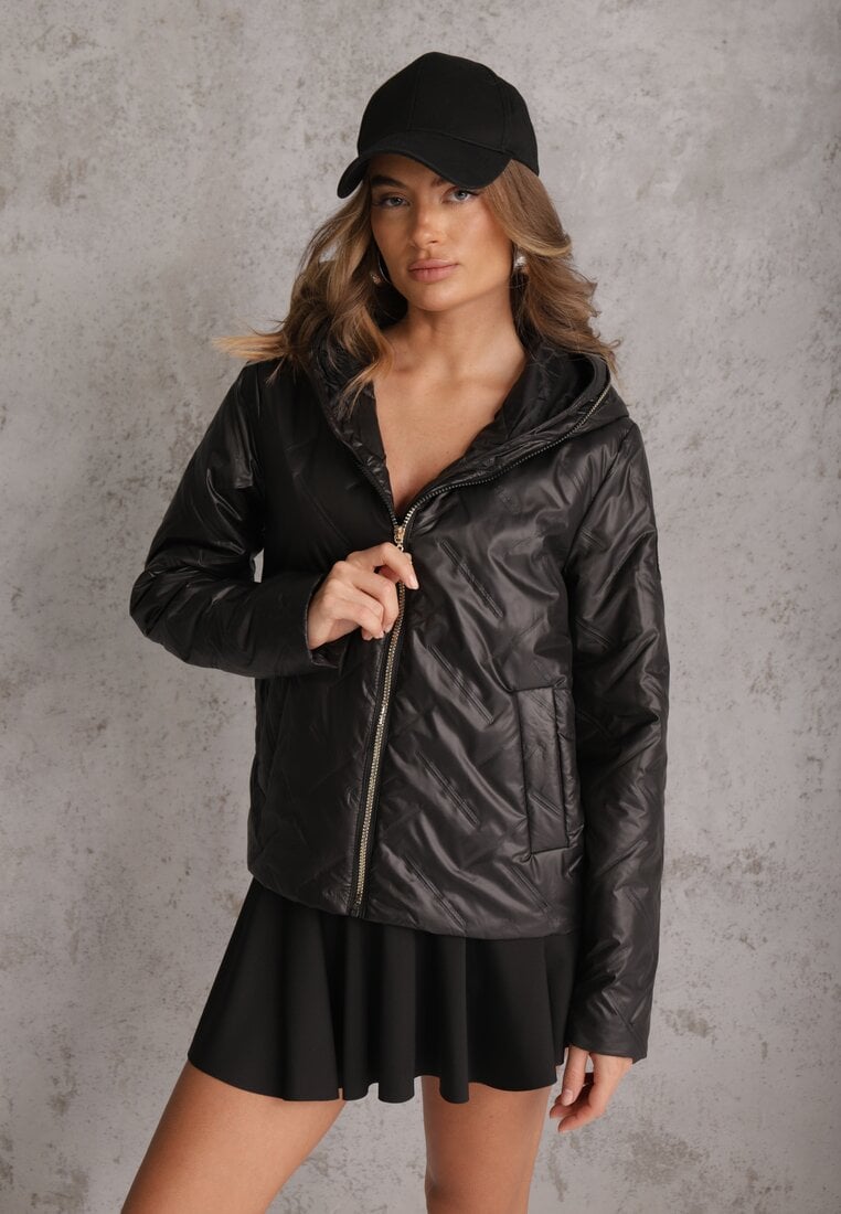 Czarna Pikowana Kurtka z Nieodpinanym Kapturem z Ozdobną Naszywką Chloreris