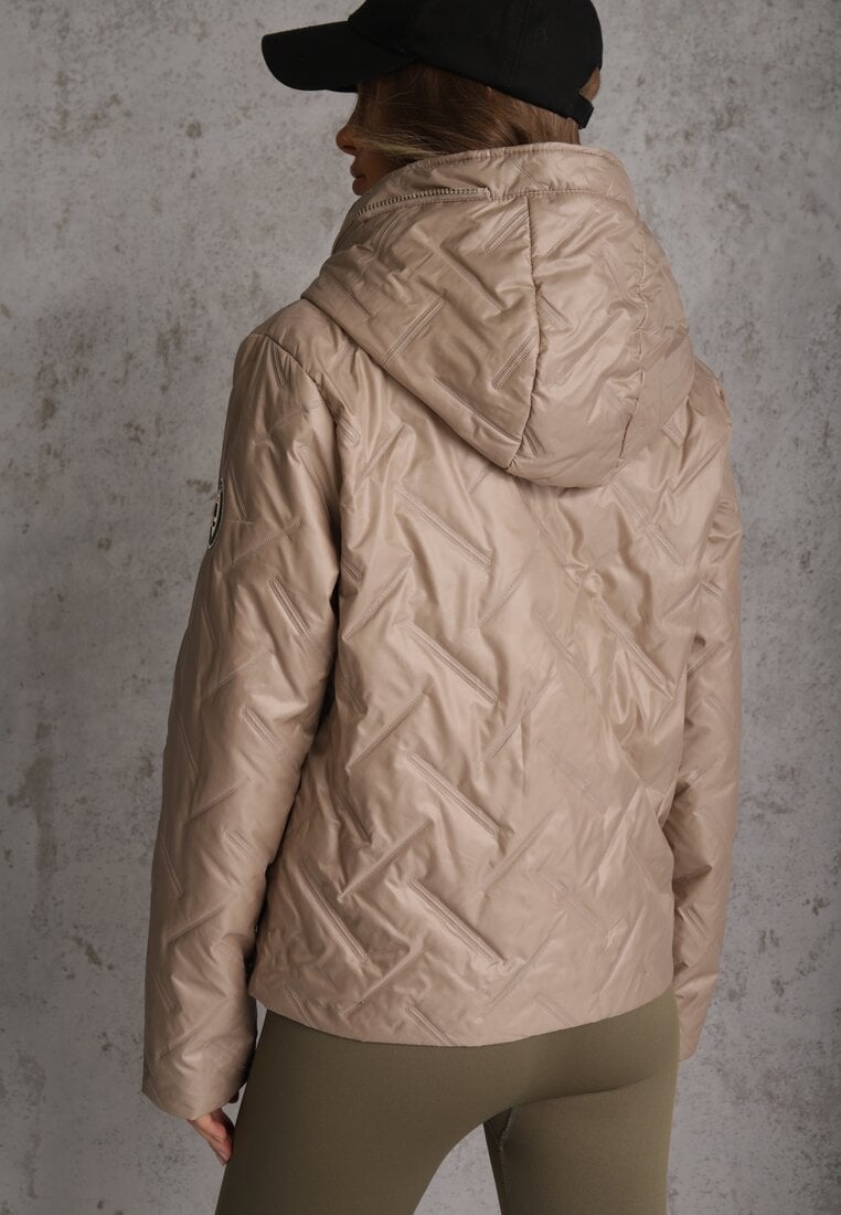 Brązowa Pikowana Kurtka z Nieodpinanym Kapturem z Ozdobną Naszywką Chloreris