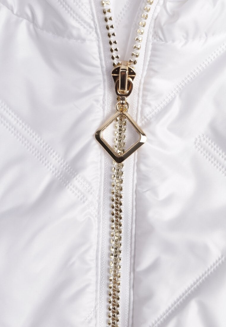 Biała Pikowana Kurtka z Nieodpinanym Kapturem z Ozdobną Naszywką Chloreris