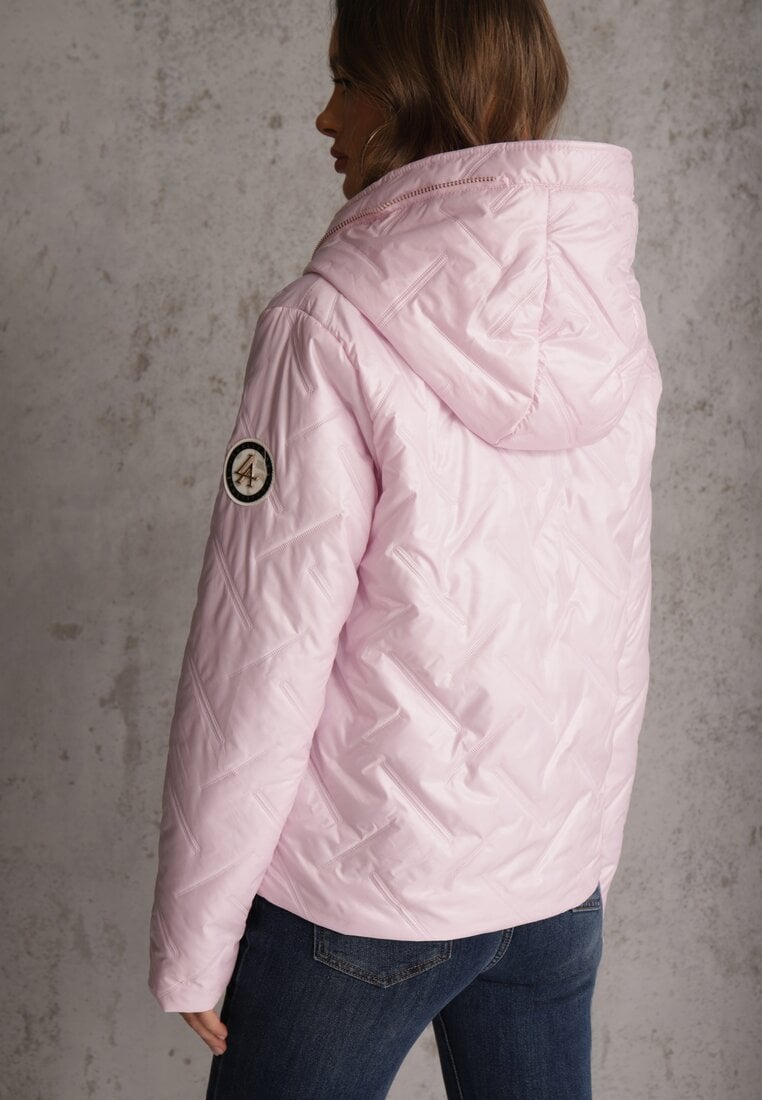 Różowa Pikowana Kurtka z Nieodpinanym Kapturem z Ozdobną Naszywką Chloreris
