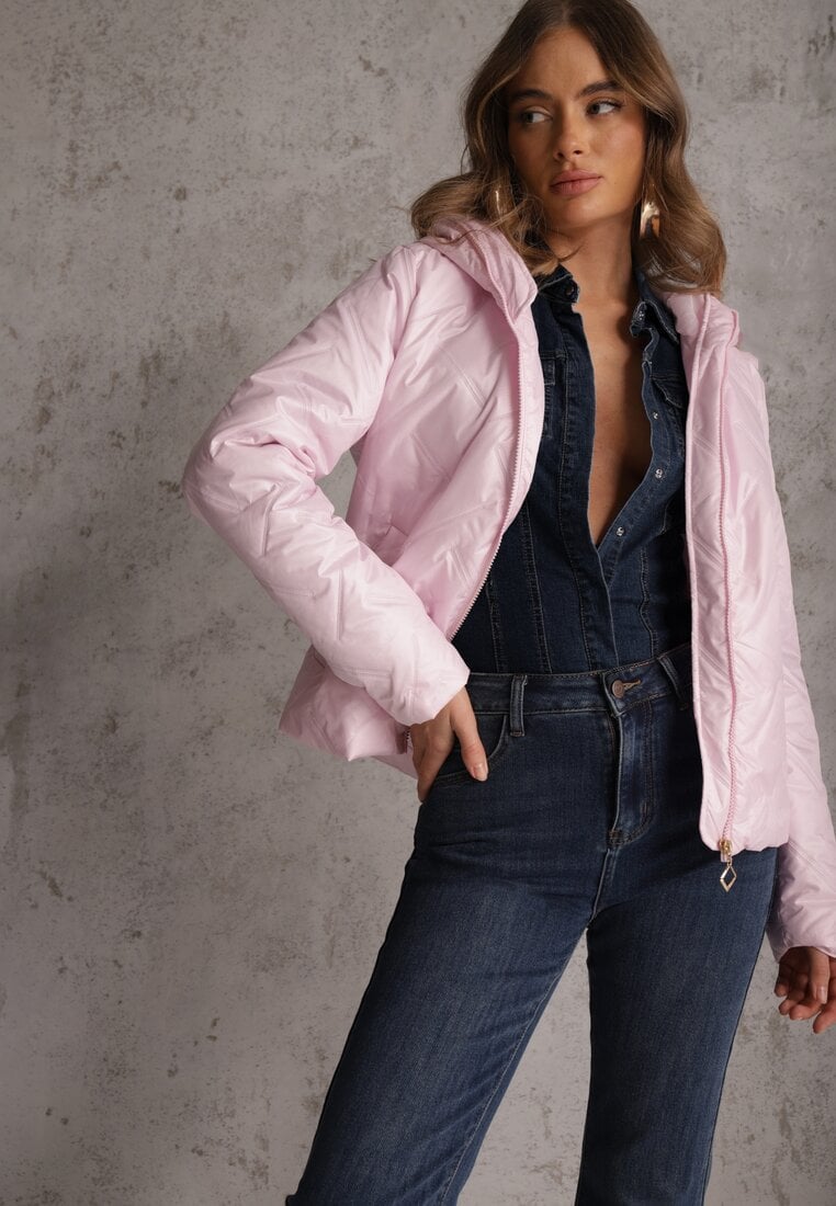 Różowa Pikowana Kurtka z Nieodpinanym Kapturem z Ozdobną Naszywką Chloreris