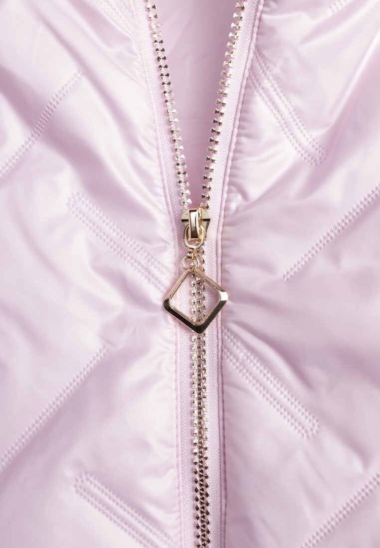 Różowa Pikowana Kurtka z Nieodpinanym Kapturem z Ozdobną Naszywką Chloreris