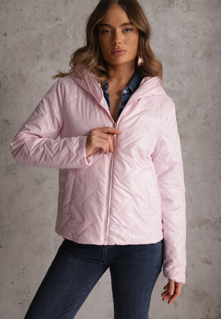 Różowa Pikowana Kurtka z Nieodpinanym Kapturem z Ozdobną Naszywką Chloreris