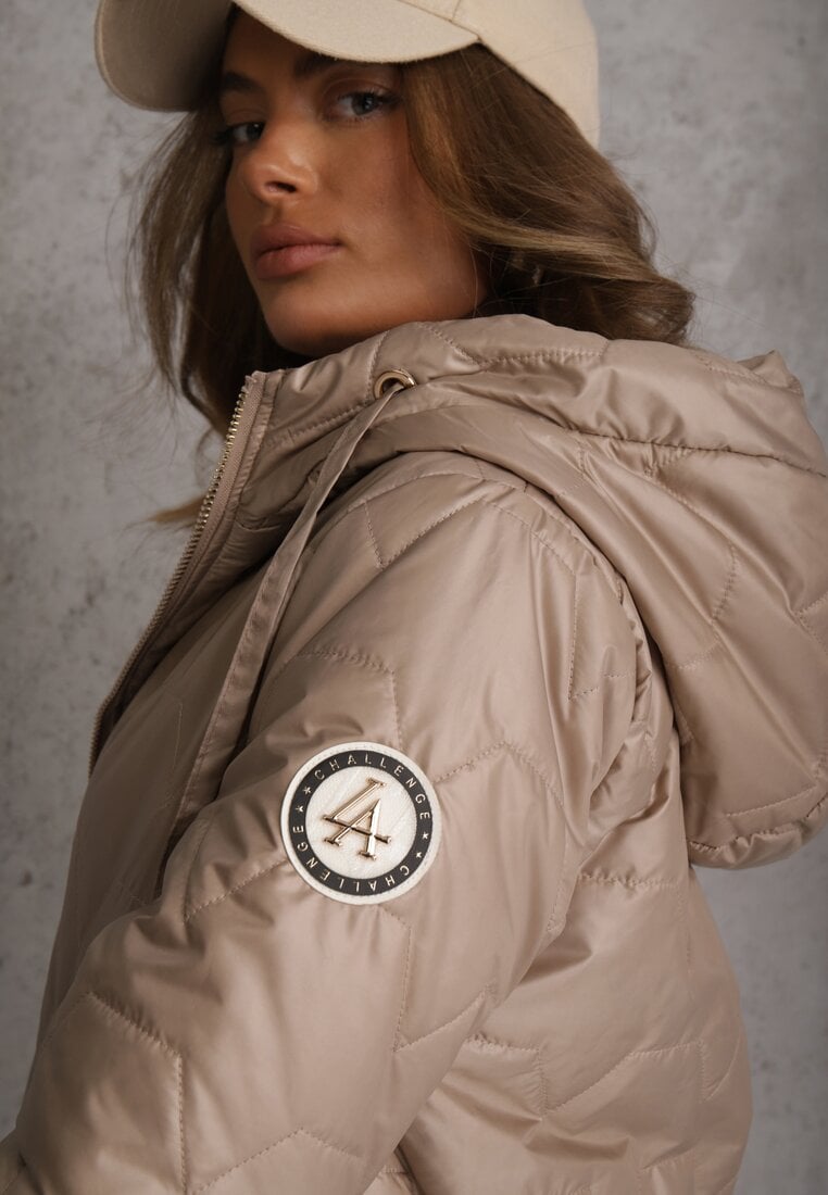 Brązowa Przejściowa Kurtka z Kapturem Pikowanymi Przeszyciami i Suwakami Kave