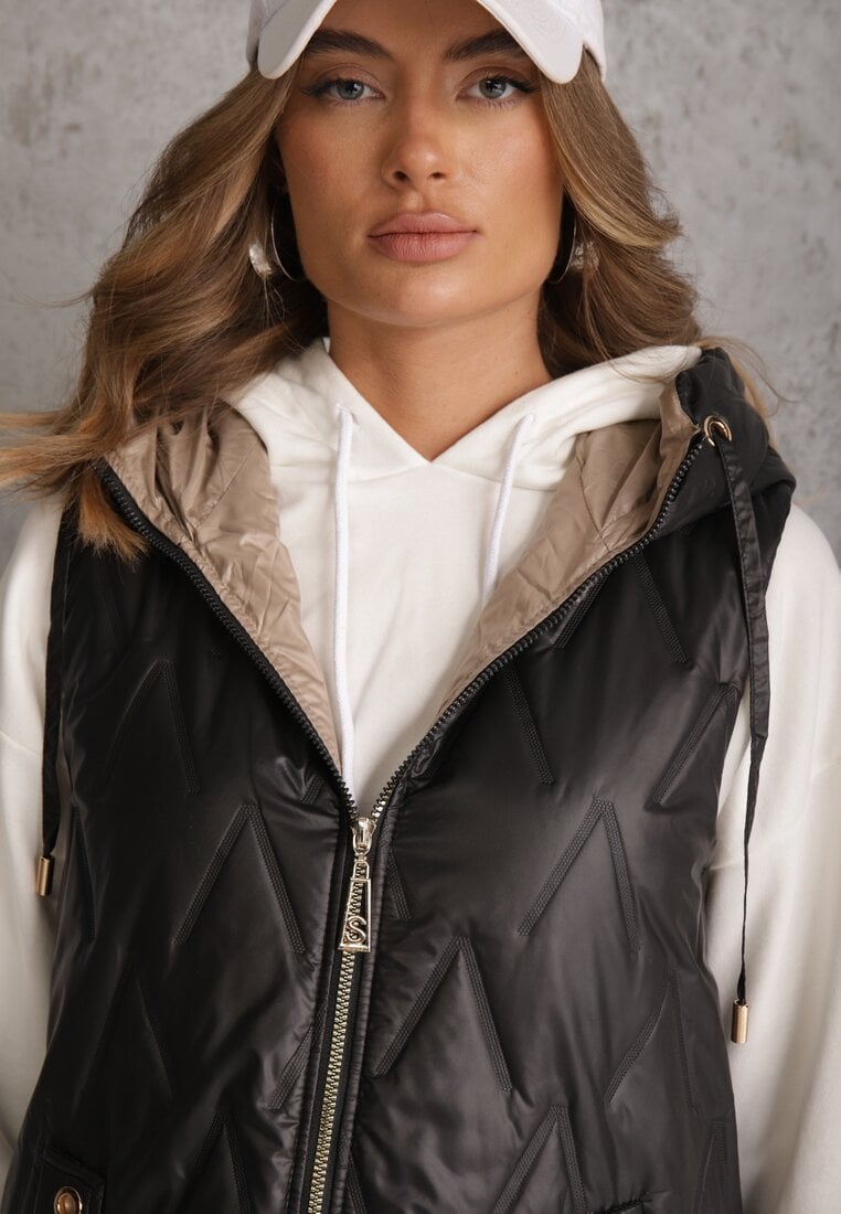 Czarna Długa Pikowana Kamizelka z Kapturem i Ozdobną Naszywką Mentape