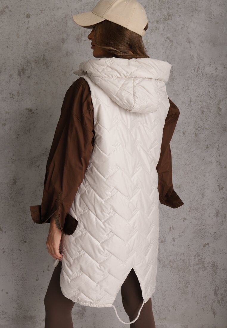 Jasnoszara Długa Pikowana Kamizelka z Kapturem i Ozdobną Naszywką Mentape