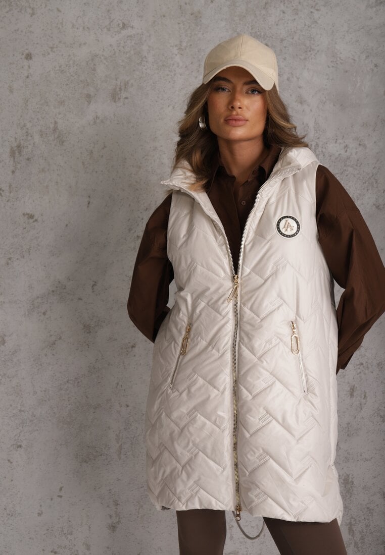 Jasnoszara Długa Pikowana Kamizelka z Kapturem i Ozdobną Naszywką Mentape