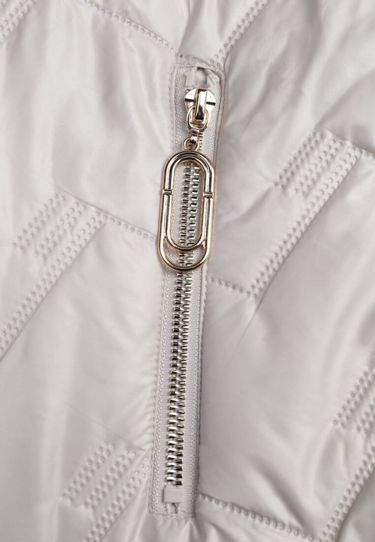 Jasnoszara Długa Pikowana Kamizelka z Kapturem i Ozdobną Naszywką Mentape